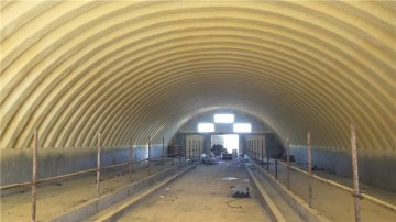 拱形屋頂內(nèi)側(cè)噴涂聚氨酯保溫